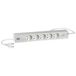 LK STIKDÅSE 5+2 USB UDTAG M/JORD OG AFBRYDER HVID 1,5 M KABEL